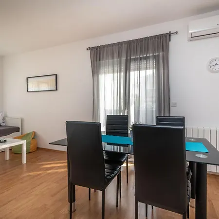 Superior-apartment Mit Einem Schlafzimmer In Strandnaehe By Interhome تروغير